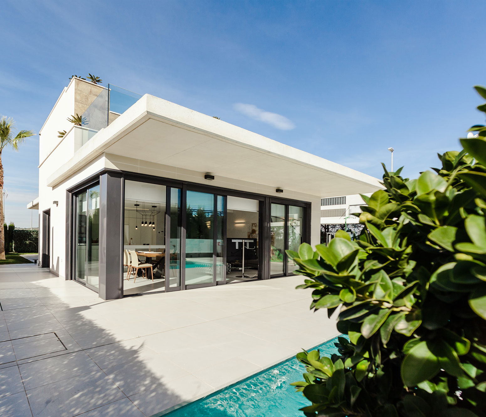 Chalet unifamiliar con piscina iluminada y jardín minimalista